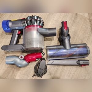 Dyson V7 Cordless Vacuum Cleaner Main Body, Attachments & Cord FOR PARTS